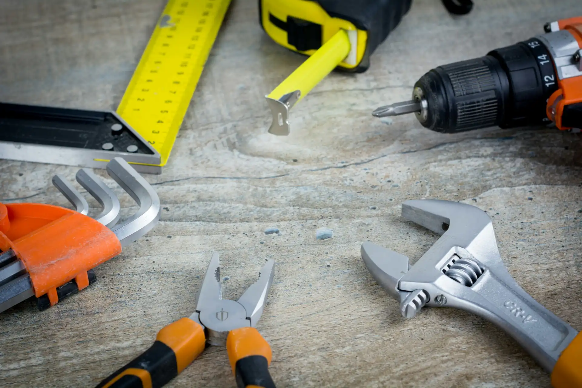 Un techninicien effectuant la maintenance d'une installation